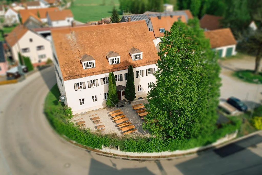 Biergarten des Gasthof zur Post in Affing mit schattigen Bäumen
