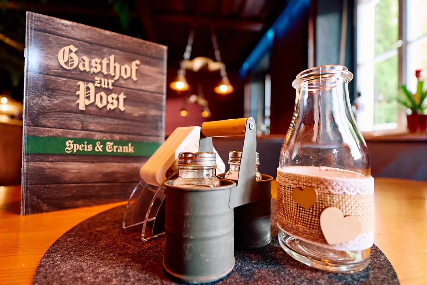 Uriges Ambiente in der Gaststube mit Speisekarte