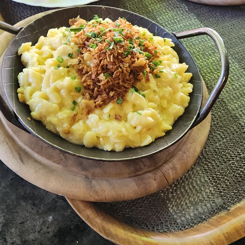 Hausgemachte Käsespätzle mit Röstzwiebeln